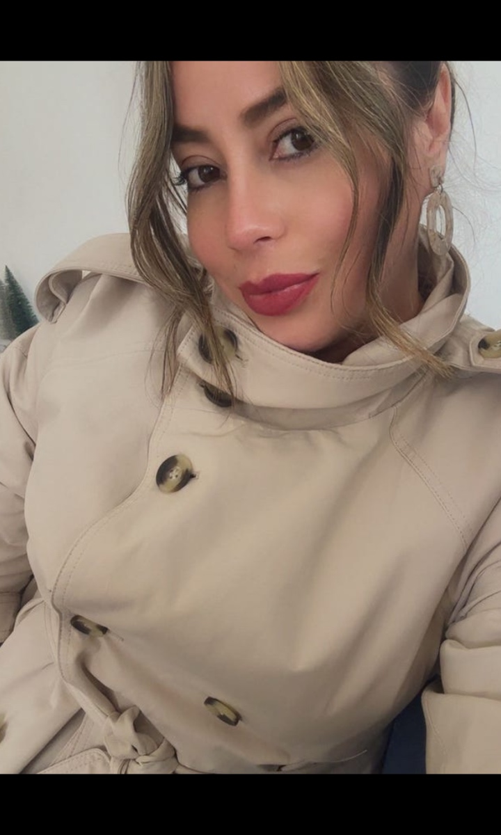 Soy de las que dejan huella con una llamada bien llevada. Chica busca chicos para una llamada con picardía, risas suaves y voz que engancha. Si te va el buen rollo, te atiendo por teléfono.