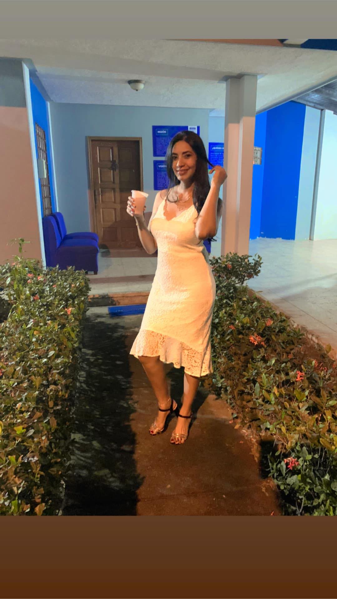 Morena, pelo castaño largo, rizado, con una estatura media. De personalidad me considero fuerte, dominante y con las ideas claras, además muy sensual y decidida.