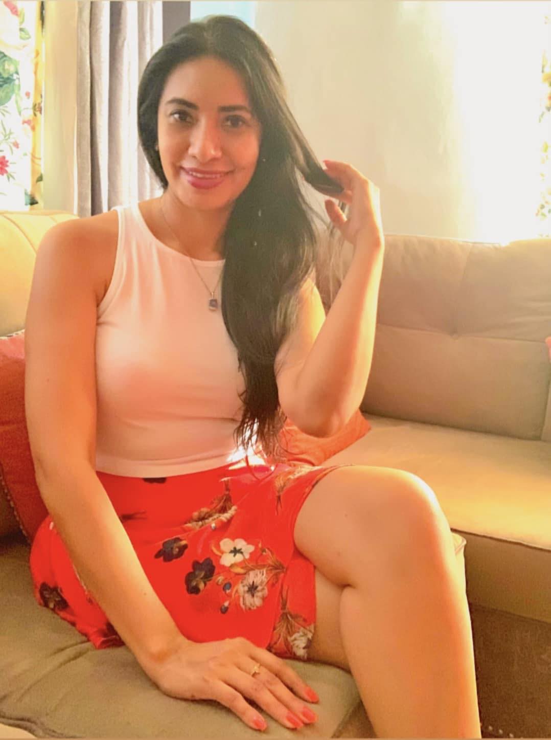 Morena, pelo castaño largo, rizado, con una estatura media. De personalidad me considero fuerte, dominante y con las ideas claras, además muy sensual y decidida.