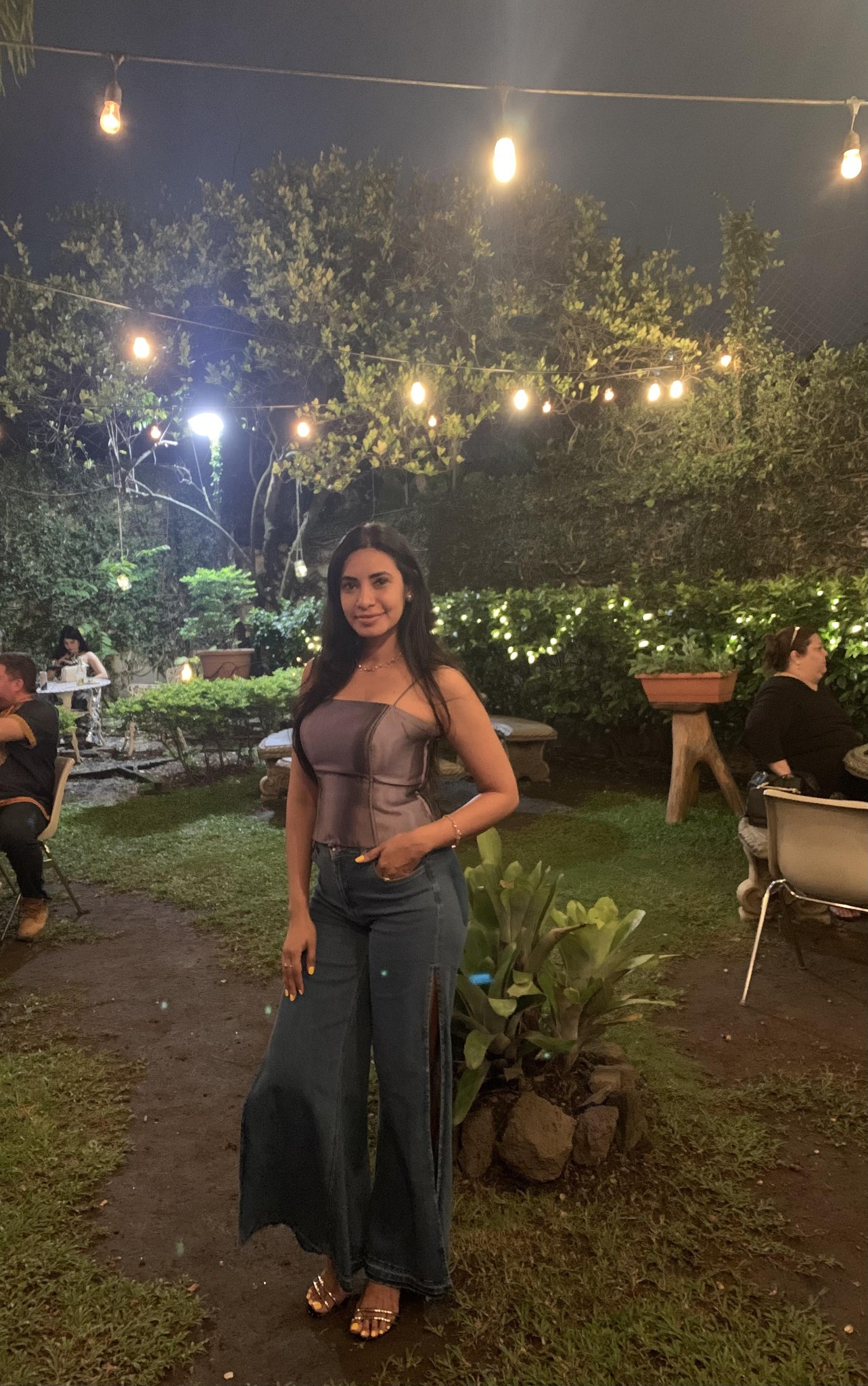 Morena, pelo castaño largo, rizado, con una estatura media. De personalidad me considero fuerte, dominante y con las ideas claras, además muy sensual y decidida.