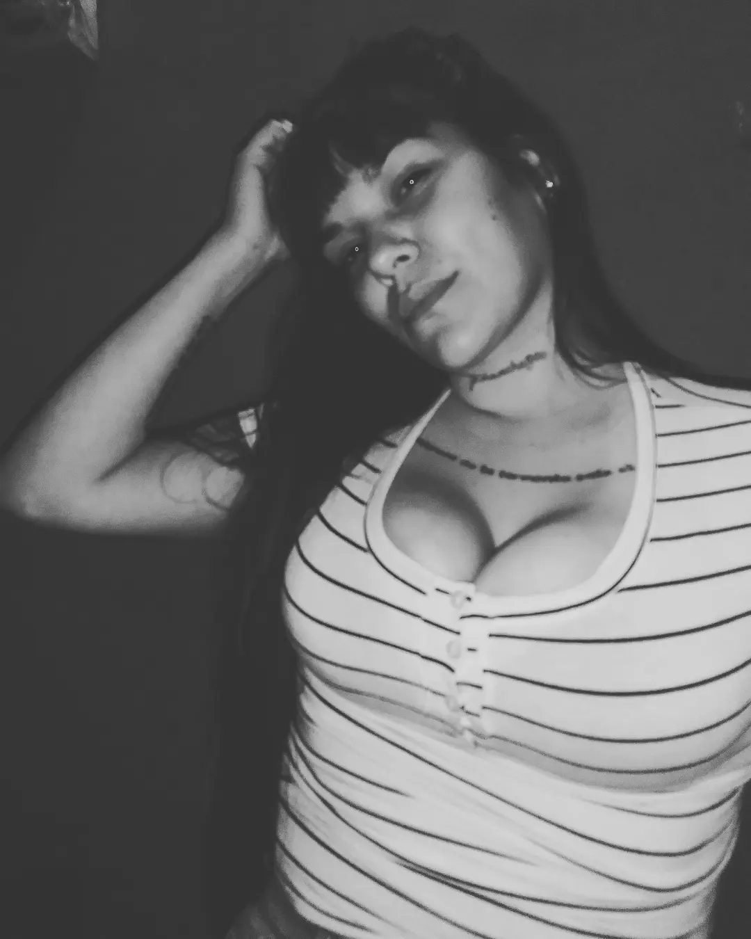 La valentía y la sinceridad me definen. Busco amor, y una persona igual de loca que yo. Me gusta tener el cabello que parece un volcán en erupción.