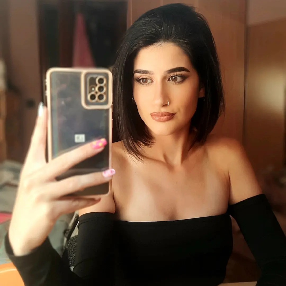 Me encanta hablar por teléfono mientras me toco!