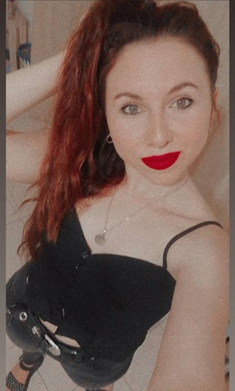 Soy una chica divertida, femenina y con bastante carácter. Me gusta provocar un poquito, jugar con las miradas y dejar siempre algo a la imaginación.