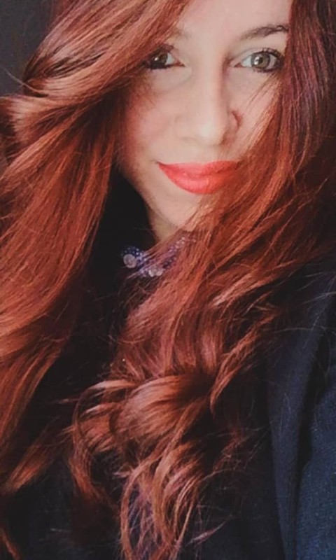 Soy una chica divertida, femenina y con bastante carácter. Me gusta provocar un poquito, jugar con las miradas y dejar siempre algo a la imaginación.