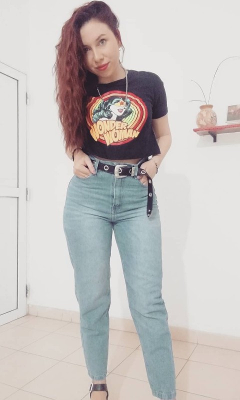 Soy una chica divertida, femenina y con bastante carácter. Me gusta provocar un poquito, jugar con las miradas y dejar siempre algo a la imaginación.
