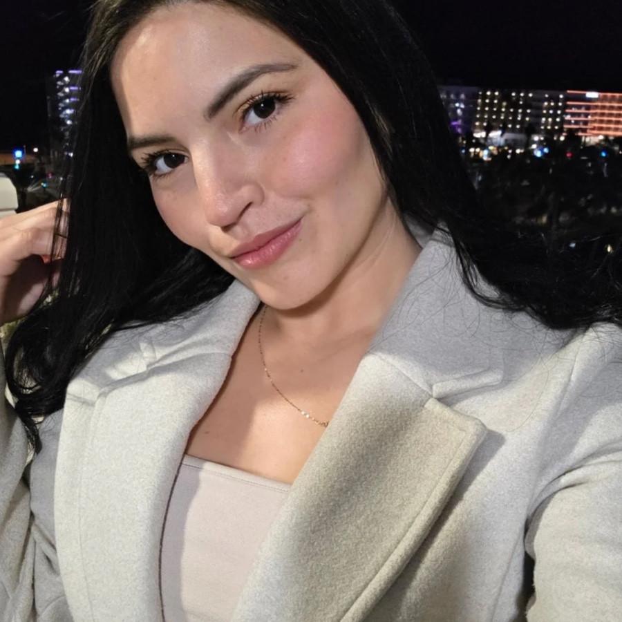 Soy de las que se ríe fácil y conecta rápido si hay buen rollo. Si te atreves, llámame. Chica busca chicos para una llamada que empiece suave y termine siendo inolvidable. ¿Te animas a una llamada ahora? Si hay feeling, repetimos.