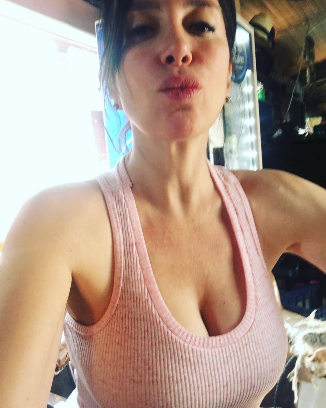 Hola! Como ves soy una chica natural y abierta a lo que pueda pasar. Busco dos chicos para follar Busco dos chicos para follar