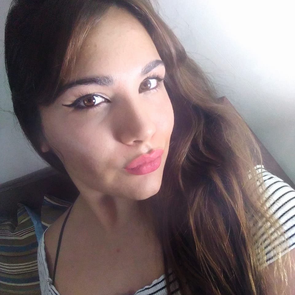 Con pelo castaño y ojos de lince.