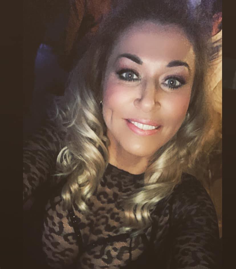 Soy la mujer más ardiente que puedes encontrar. Busco sexo telefónico con un hombre que le gusten las maduritas. Sexo telefónico, masturbarnos!