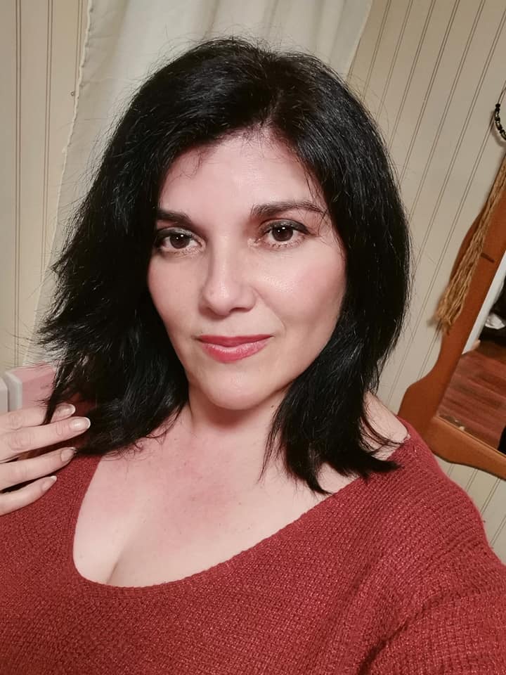 Elegante y sofisticada, esperando nuevas sensaciones con hombres por teléfono,me gusta que se corran encima mía y me azoten muy fuerte, puedo enseñarte todo lo que sé, que no es poco..