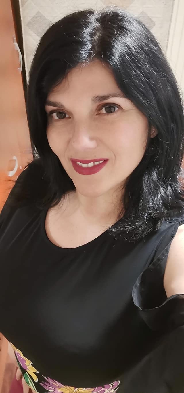 Elegante y sofisticada, esperando nuevas sensaciones con hombres por teléfono,me gusta que se corran encima mía y me azoten muy fuerte, puedo enseñarte todo lo que sé, que no es poco..