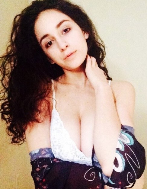 Soy una chica extrovertida, caliente y con ganas de mantener conversaciones calientes a escondidas de mi pareja Busco chicos muy morbosos que quieran hablar de sexo conmigo. Llámame y lo pasaremos bien