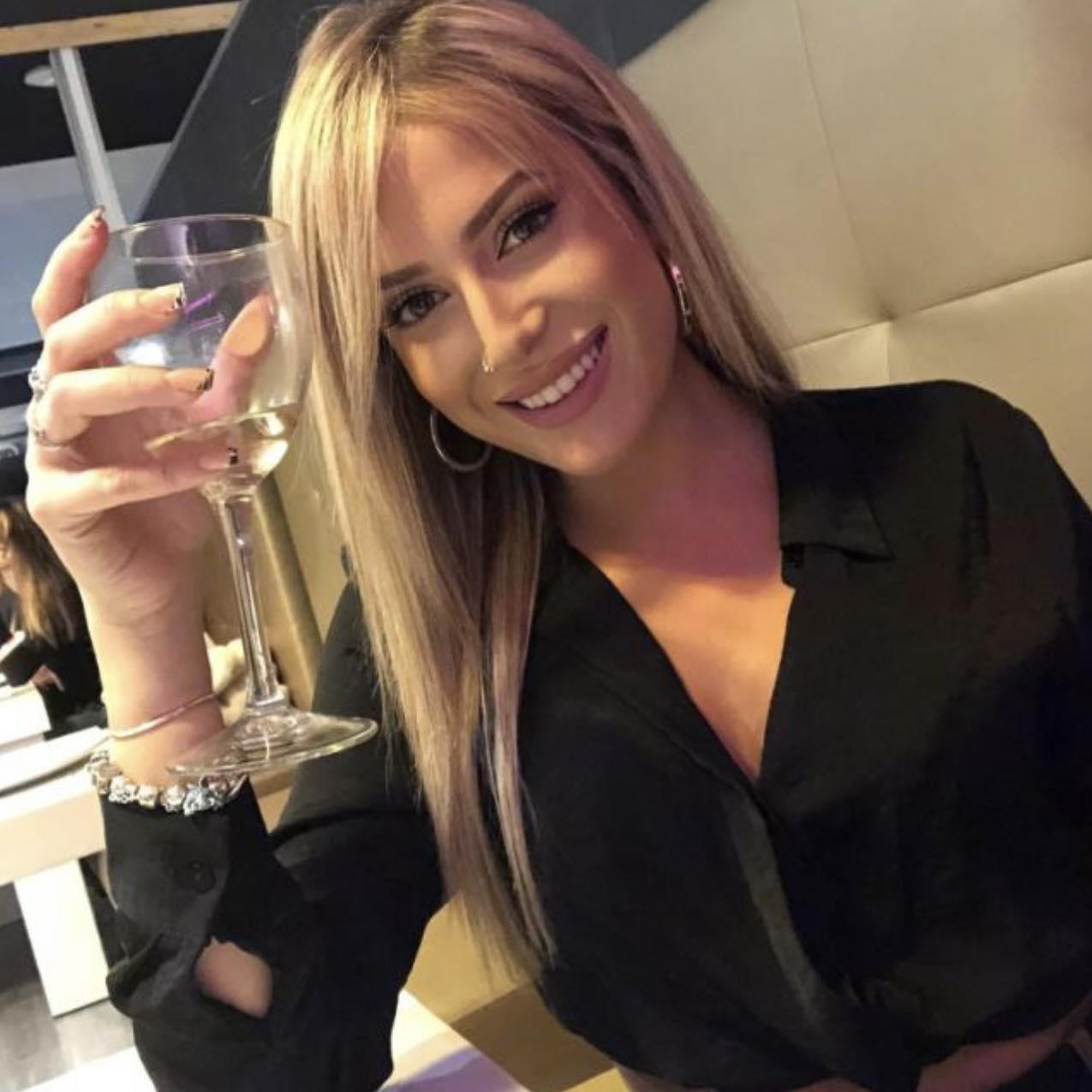 Mujer soltera y viciosa Busco chicos igual de atrevidos que yo. Busco sexo y pasarlo bien con alguien.