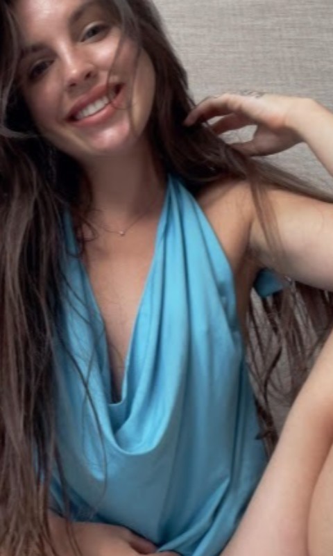 Soy cercana, divertida y con una mirada que engancha. Si te va la complicidad, me vas a caer bien. Chica busca chicos para una videollamada con chispa, risas y miradas que dicen más que mil palabras. Videollamada ahora y que pase lo que tenga que pasar.