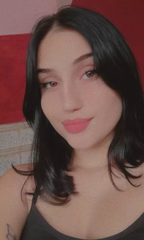 Soy natural y con picardía elegante. Si vienes con respeto, te lo pongo fácil. Chica busca chicos para una videollamada donde la tensión se sienta desde el primer cruce de miradas. ¿Probamos una videollamada y vemos si hay ganas de repetir?