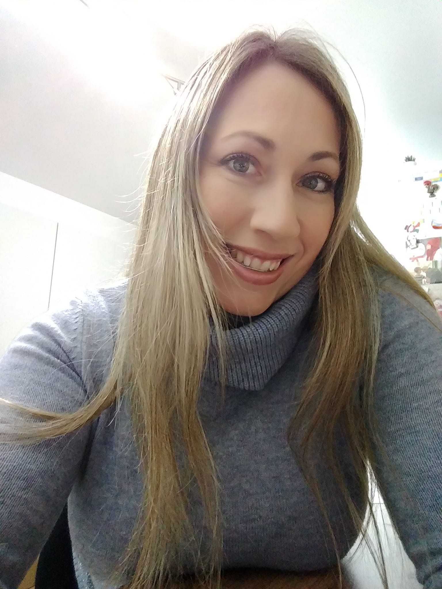 Rubia con ganas de disfrutar, soltera , ardiente y con muchas ganas de follar.