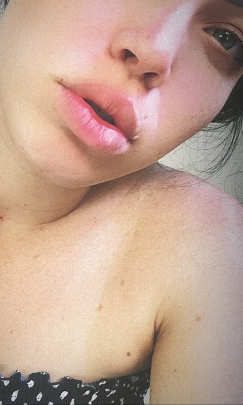 Me gusta reír, conversar y disfrutar de una buena compañía. Chica busca chicos para una videollamada donde la atracción se sienta desde el primer segundo. Si te apetece charlar un rato, hacemos una videollamada y vemos qué pasa.