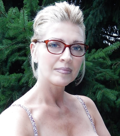 Casada, caliente, viciosa, madura muy complaciente. Busco sexo caliente, mucho vicio y placer al teléfono. Me llamo Amalia y soy muy caliente me gusta mucho disfrutar por teléfono.