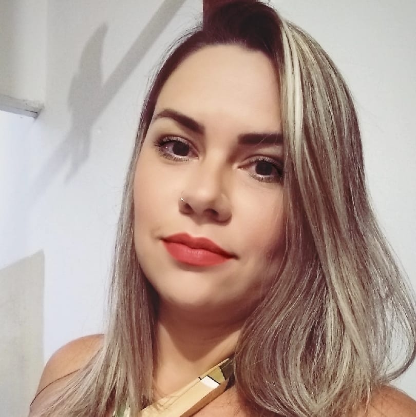 Me describo como una chica libre y sin complejos Busco pasarlo bien con chicos divertidos y amables, sin compromisos de por medio Soy una chica libre y sin complejos que busco pasarlo bien con chicos divertidos, sin compromisos.