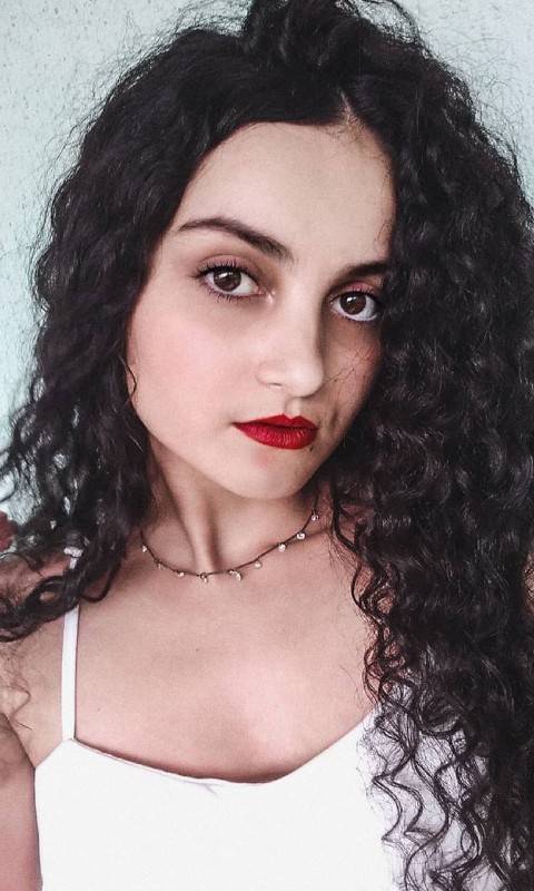 Soy natural y con picardía elegante. Si vienes con respeto, te lo pongo fácil. Chica busca chicos para una videollamada con picardía, risas suaves y miradas que queman. Haz una videollamada y comprobamos si la química atraviesa la pantalla.