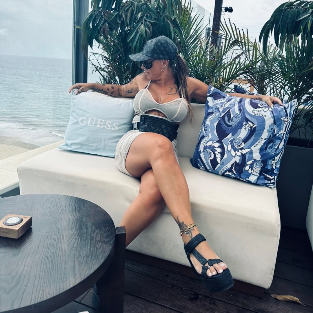 Quiero escuchar como gimes. Estoy muy cachonda ahora mismo. Si te gustan las mujeres dominantes, me puedes llamar.