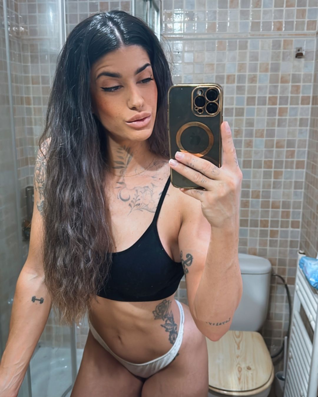 Adicta al gimn Me encanta la adrenalina y quemar mi energía de la mejor forma Solo quiero habla con con chicos y que me hagan correrme