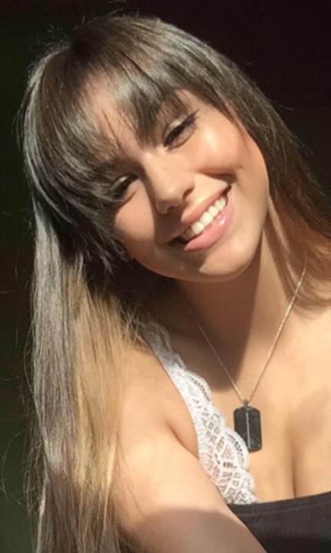 Me considero abierta, divertida y con ganas de conocer a alguien interesante por video. Chica busca chicos para una videollamada con chispa, risas y miradas que dicen más que mil palabras. Si te apetece algo diferente, una videollamada puede ser buen comienzo.