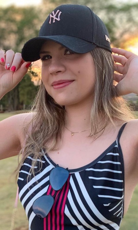 Me encanta cuando una conversación engancha y la mirada acompaña. En video todo se siente más real. Chica busca chicos para una videollamada con miradas intensas y sonrisas que provocan. Haz una videollamada y veamos si hay química real.