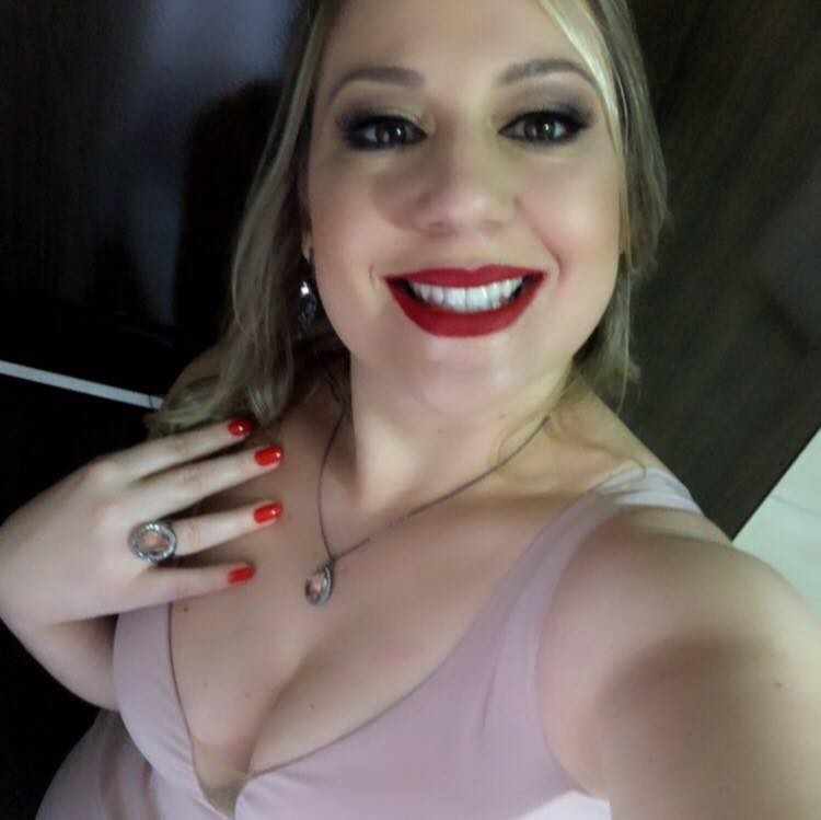 Me llamo Bianca soy una mujer casada con ganas de conocer gente nueva y pasar buenos momentos