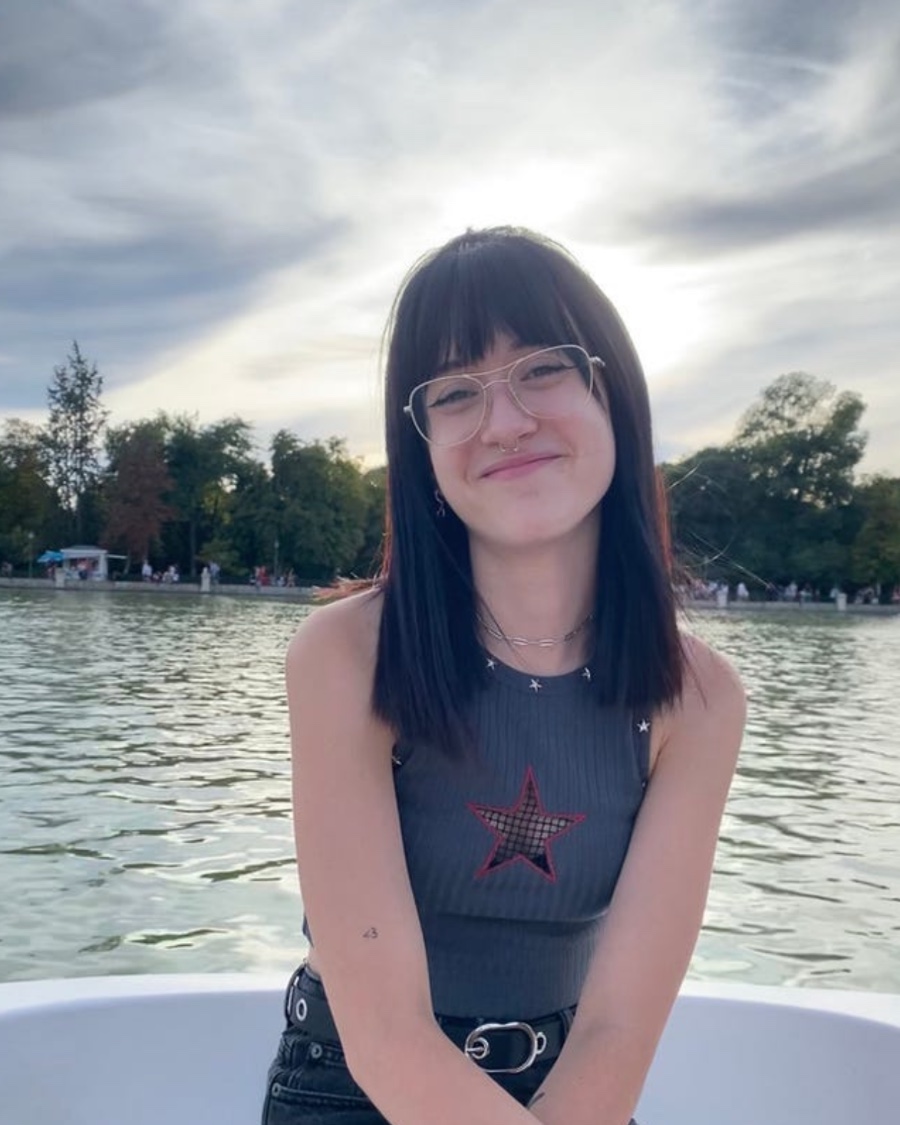 Soy cercana, divertida y con una voz que engancha. Si te va la complicidad, me vas a caer bien. Chica busca chicos para hablar por telefono con complicidad fuerte y energía caliente. Una llamada puede decir mucho más de lo que imaginas.