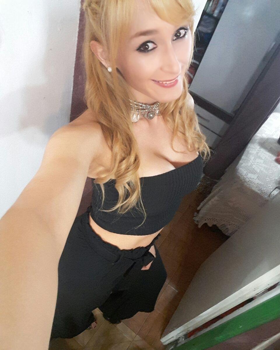 Muy atractiva, interesante, culta, divertida, dominante y perversa. Busco maduritos que sepan como complacer a una mujer muy necesitada. Me gustaría tener sexo con hombres que sepan hacerme disfrutar.