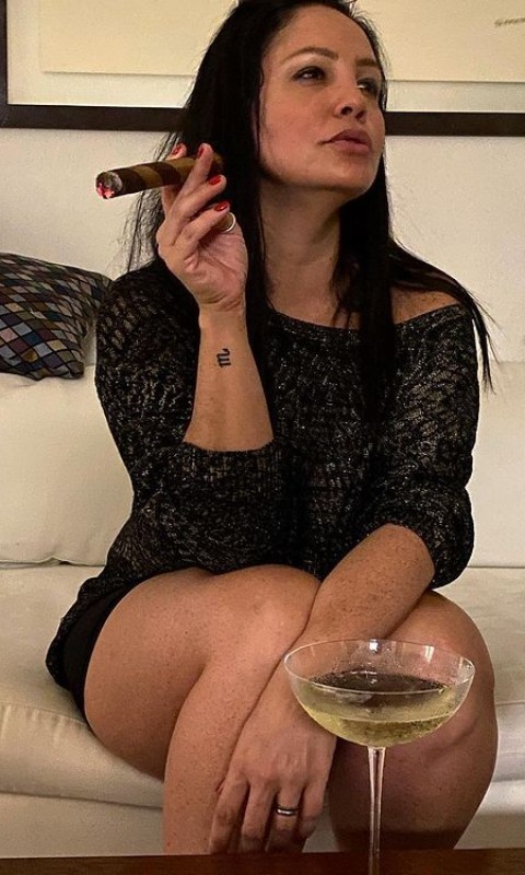 Disfruto las llamadas donde la química se siente en cada palabra.