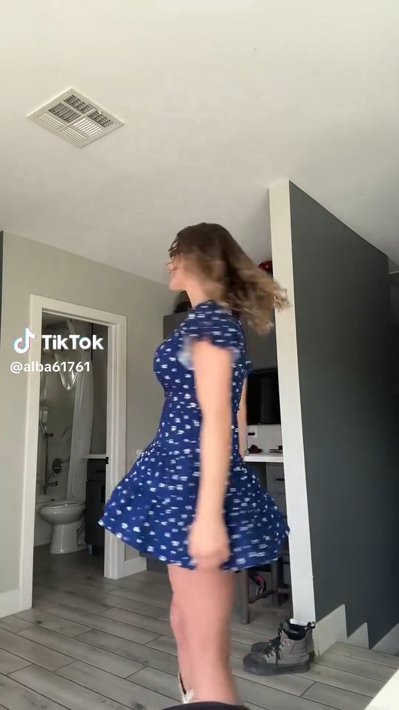 Me gusta conocer sin prisas, dejar que la química haga su trabajo. Chica busca chicos para una videollamada donde el deseo se note sin decirlo. Videollámame y me cuentas lo tuyo… yo te cuento lo mío.